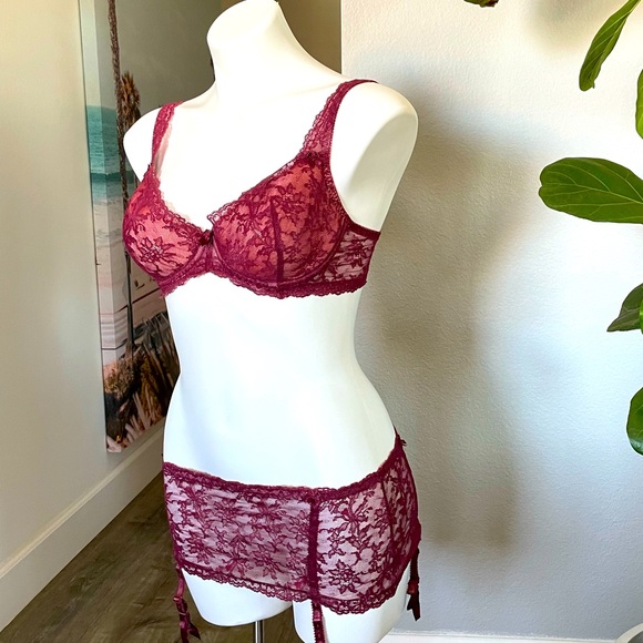 VS Garter Skirt Set - Picture 1 of 13